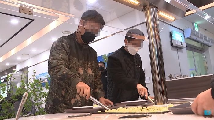 주말에 늦잠 자고 뷔페식 ‘함바+시리얼’ 브런치 즐기는 1사단 장병들 (영상)