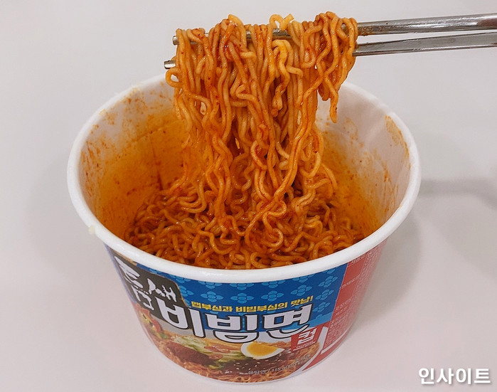 맵부심 ‘틈새라면’과 콜라보해 매운 비빔면 끝판왕 도전하는 팔도 신상 ‘틈새비빔면’