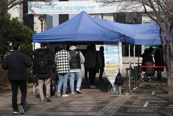 김부겸 총리 “확산세 거센 수도권, 방역 ‘최고수준’으로 격상하라”