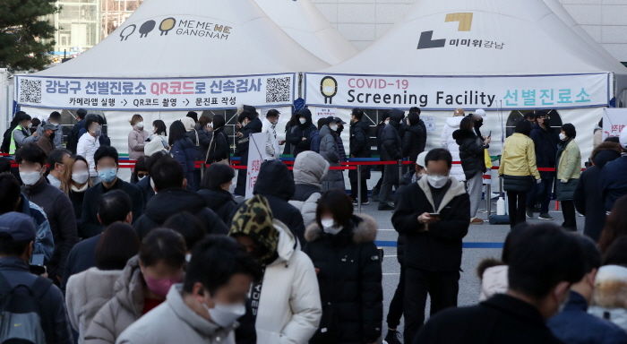 시민들 줄서서 기다리는데 ‘새치기’해서 코로나 검사받은 강남구청 공무원들