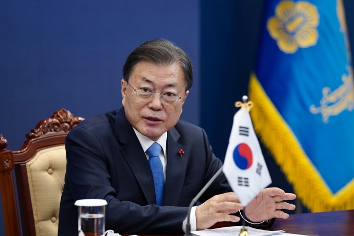 문대통령 “가짜뉴스에서 민주주의 지킬 자정능력 키워야”