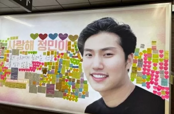 지하철역 가득 메운 ‘한강 사망 의대생’ 광고 논란...“이제 그만 vs 추모 자유”