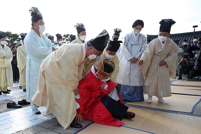 “조상님께 대선 출마 고합니다”...큰절 올리다 중심 잃고 ‘꽈당’ 넘어진 이재명