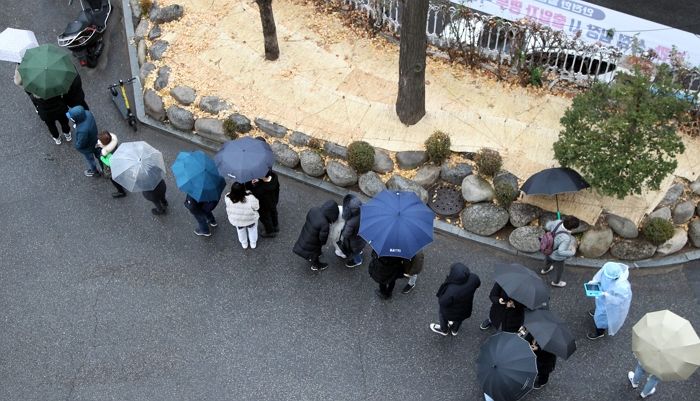 어제(10일) 국내 코로나19 확진자 6천 977명...사망자 80명 역대 최다