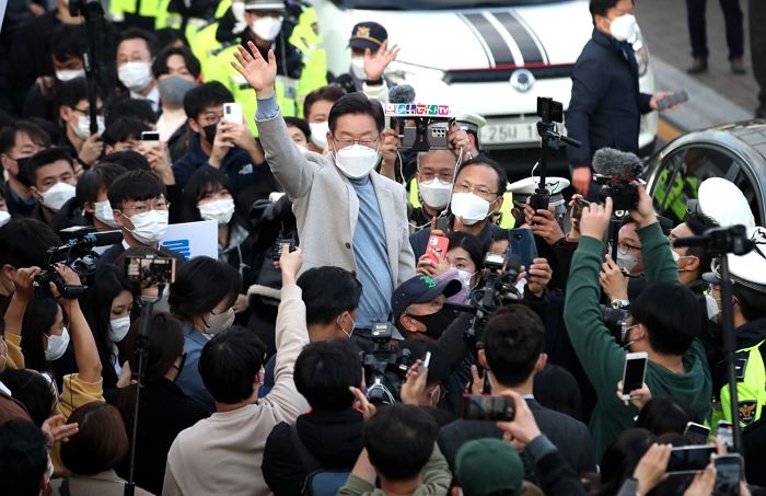 “방역 잘했다? 나라가 마스크 하나 사줬나”...文정부와 ‘거리두기’ 나선 이재명