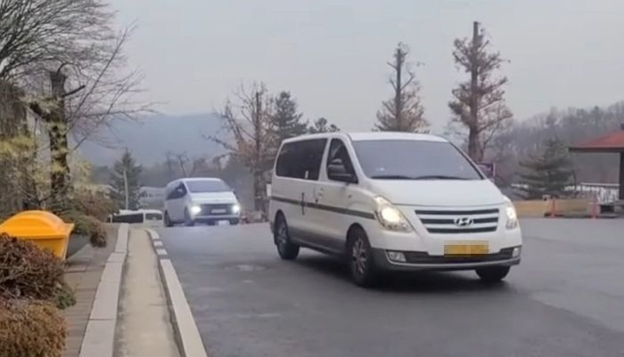 코로나 사망자 싣고 화장터에서 순서 기다리는 앰뷸런스들 (영상)