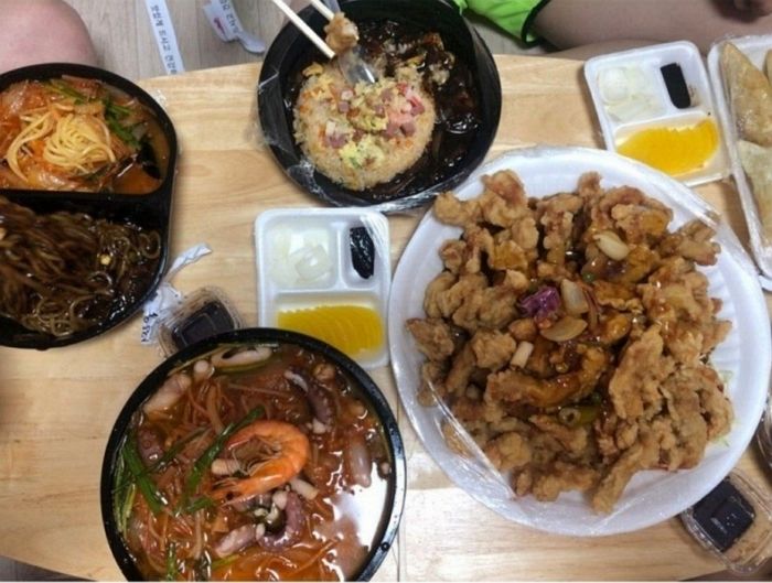 이사 도와준 친구들에게 중국 음식 시켜주고 ‘더치페이’ 요구한 남성