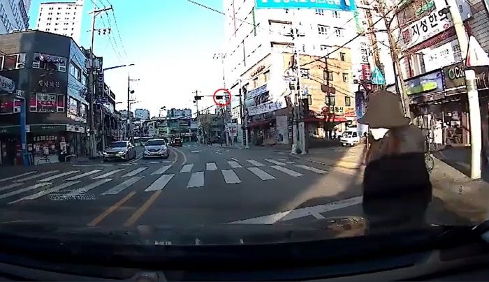 무단횡단 하다 딸이 차에 부딪혔다는 소식에 민·형사 소송 하겠다는 부모 (영상)