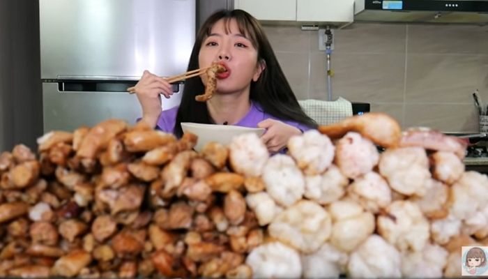 새벽에 배고프다며 혼자 ‘소곱창 14kg’에 볶음밥까지 클리어한 먹방 유튜버