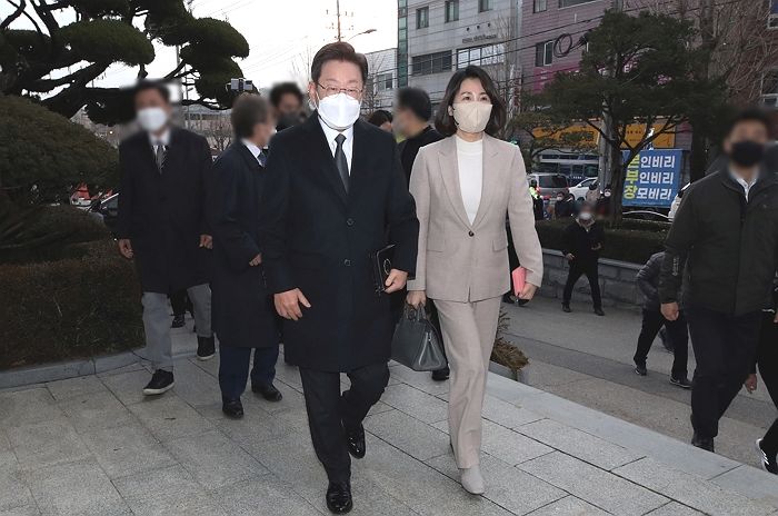 서울에선 예배 안가 제적된 이재명 부부, 경북서 성경책 들고 교회 방문