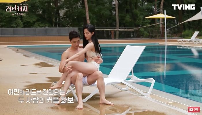 스킨십 망설이는 남성 손 확 당겨 허벅지에 올린 ‘러브캐처’ 여성 (영상)