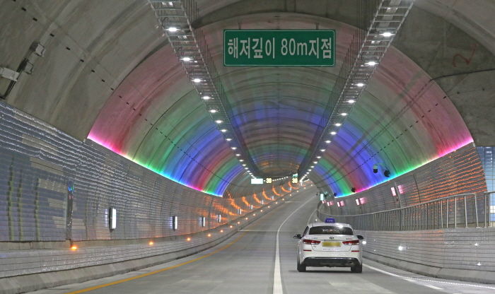 사람들 몰려가 거대한 ‘주차장’으로 변해버린 세계 5번째로 긴 ‘보령 해저터널’ 상황