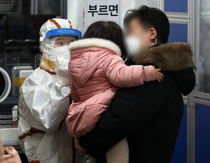 ‘주말 효과’ 나와...어제(12일) 하루, 국내 코로나 신규 확진자 5,817명