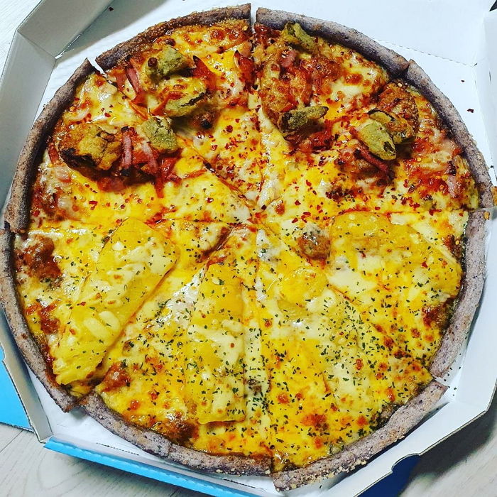 의외로 호불호 안 갈리고 맛있다 난리 난 피자알볼로 신상 ‘파인애플 떡갈비 피자’