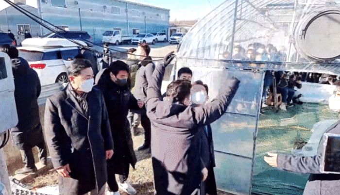 이재명 나타나자 ‘계란’ 던진 미군 사드배치 반대 활동가 (영상)