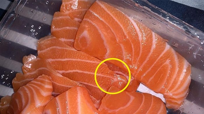 ‘연어 배달’시켜 자기 머리카락 넣고 환불한 뒤 입속에 털어 넣은 진상 고객