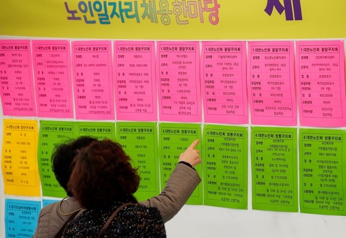 정부, 일하는 인구 64세에서 69세로 늘리는 방안 검토