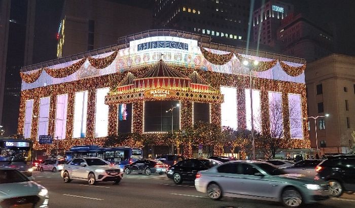 어제(13일)자 렉 걸려 일부 전광판 불빛 꺼진 ‘신세계 명동 본점’