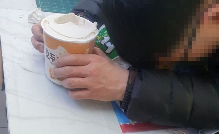 운전면허증으로 계산하려다 거절당하자 행패부리며 호두마루 퍼먹은 ‘편의점 빌런’