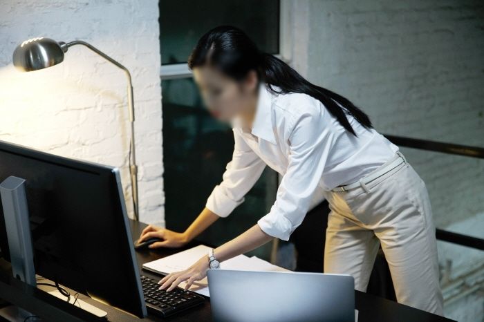 팀장이 직원들 부리는 거 보더니 회사 선배들에게 ‘복사+편의점’ 심부름 부탁하는 여직원