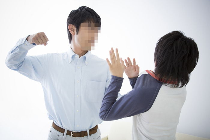뒷머리 묶은 행인 ‘중국인’으로 오해해 휴대폰으로 광대뼈 부러뜨린 남성