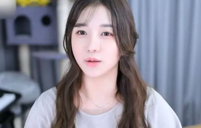 독거노인에게 수익 절반 기부되는 ‘비키니 화보집’ 낸 BJ 감동란