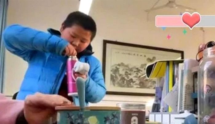 여자 짝꿍이 ‘생리통’으로 아파하자 따뜻한 설탕물 만들어준 ‘츤데레’ 남학생