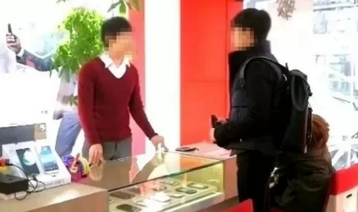 손님 새 폰에 데이터 옮겨준다며 자기 계좌로 ‘2500만원’ 이체한 휴대폰 판매업자