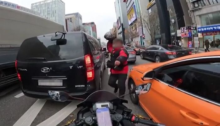 ‘난폭운전’하지 말랬더니 헬멧 들고 뛰어와 폭행하려는 배달 라이더 (영상)