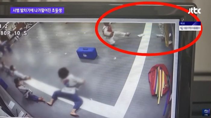 발로 걷어차 11살 아이 1.5m 날아가 떨어지게 만든 태권도 사범 (영상)