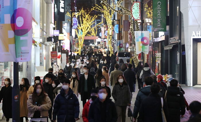 내일(18일)부터 미접종자들 친구랑 밥 먹으러 갈 때 ‘음성확인서’ 없으면 혼자 쫓겨난다