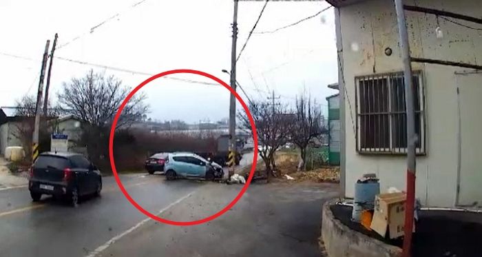 전봇대 박고 기절한 스파크 여성운전자 차문 부수고 살려낸 ‘츤데레 아재들’