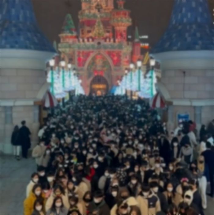 ‘거리두기 강화’ 발표된 날, 발 디딜 틈 없이 사람들 몰려들었던 롯데월드 상황