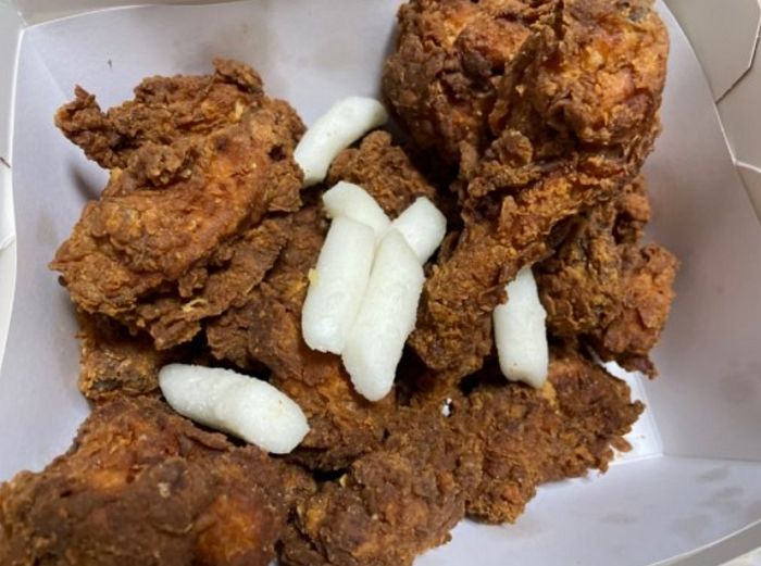 ‘새카만 치킨’ 받고 항의했더니 치킨집 사장이 보인 황당한 대응