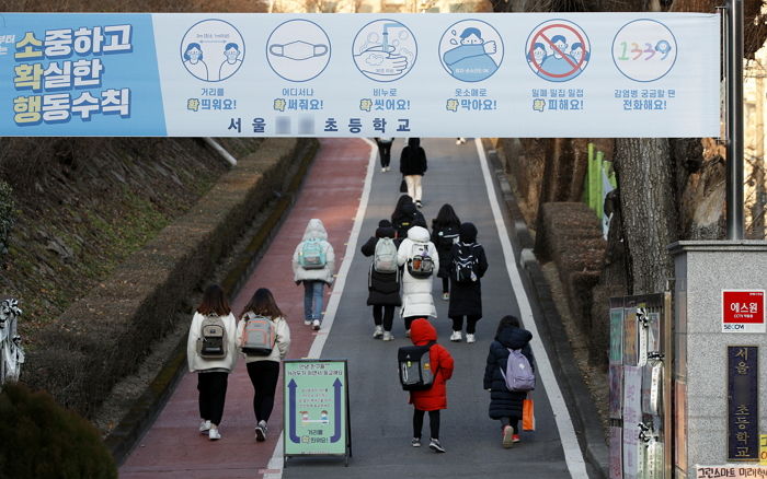 ‘부부’가 모두 코로나 확진 받았는데 아이 초등학교에 등교 시킨 부모
