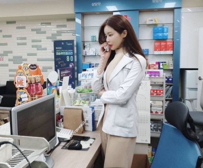 길거리 다니면 21살 아들과 커플로 오해받는 48살 초동안 뇌섹녀 약사