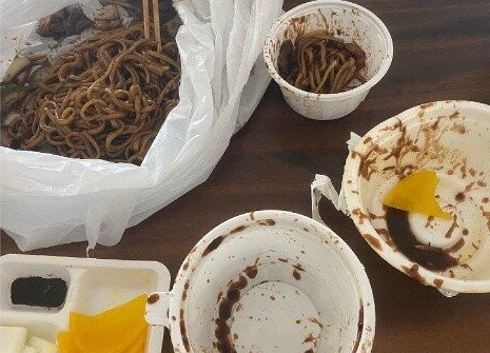 간짜장 시켰는데 그릇 안 갖다 줘 ‘비닐봉지’에 비벼 먹고 ‘별점 1점’ 준 고객