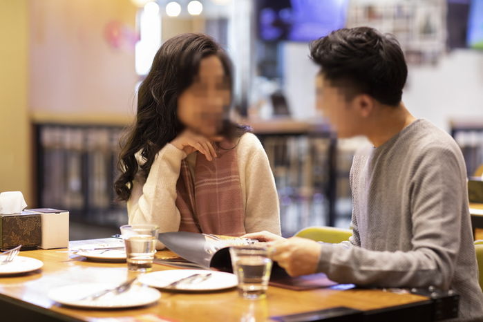 4개월 동안 1천만원 썼는데 ‘쌈밥’ 한번 사준 업소 출신 여친, 절 사랑하는 게 맞을까요?