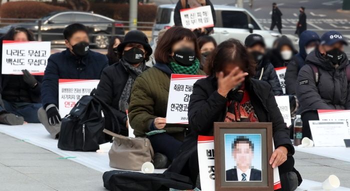 “정부 믿다 가족 잃었다”...폭설 속에서 촛불 들고 오열한 백신 피해 유족들