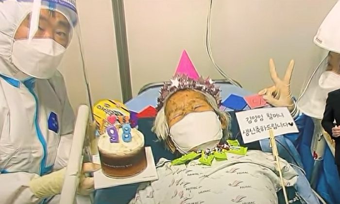 코로나 확진된 98세 할머니 ‘생일’ 함께 못 보내 슬퍼하는 손녀에게 의료진이 보내온 사진 한 장