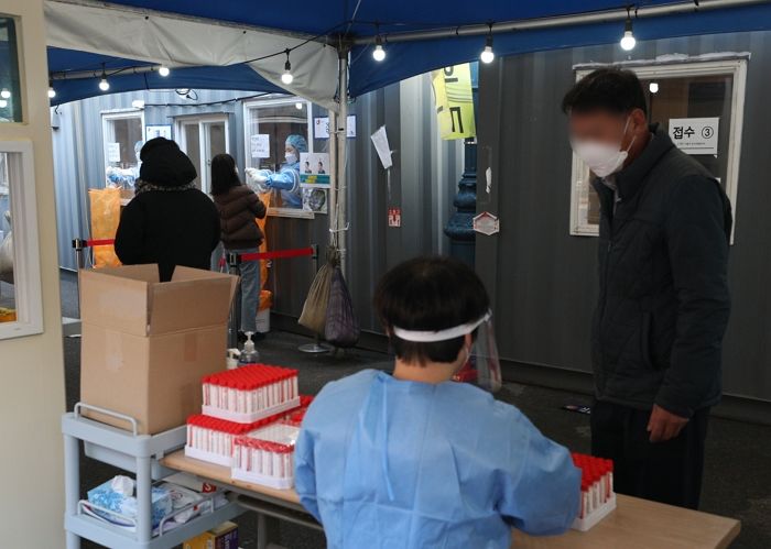 어제(21일) 코로나19 확진자 7천 456명...위중증 1천 63명 또 역대 최다