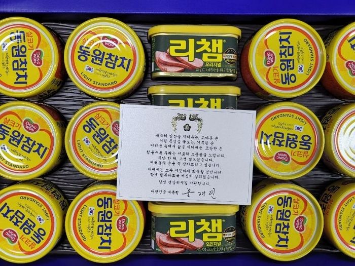 환경미화원에게 연말 선물로 ‘참치캔·리챔’ 보낸 문재인 대통령