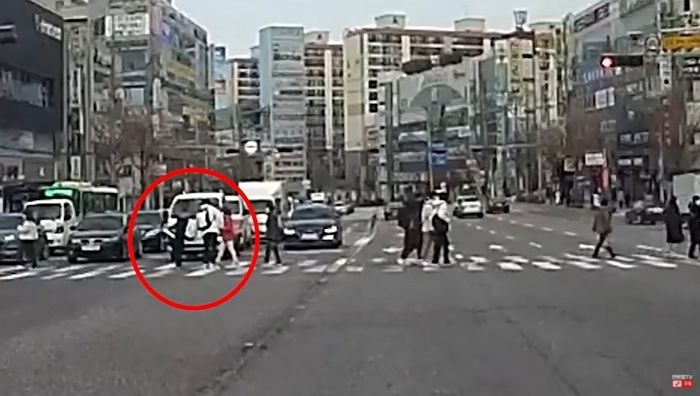 힘겹게 ‘8차선’ 도로 건너는 할머니, 남학생은 달려가 손을 꼭 잡았다 (영상)