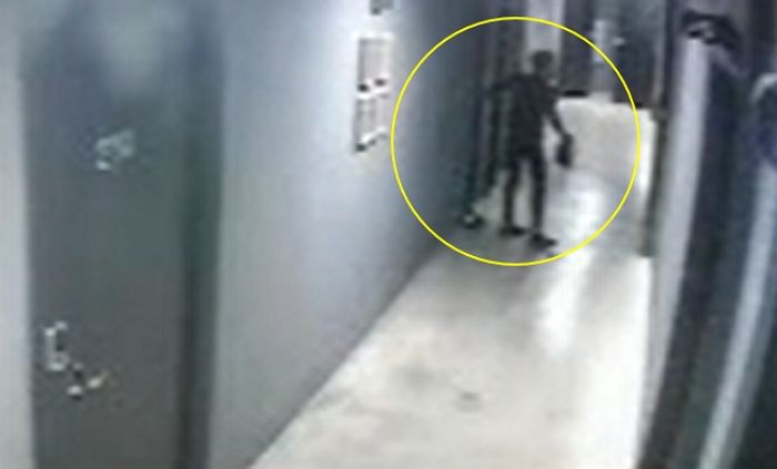 모텔방 무단침입해 ‘명품+폰’ 훔쳐간 검은 마스크 절도범을 공개수배합니다
