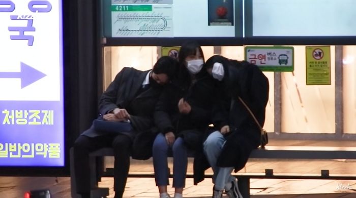 직장인 아저씨가 피곤해 정류장서 어깨에 기대 잠들자 여학생들이 보인 반응 (영상)