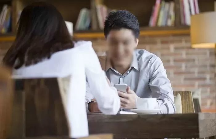 두번째 만남서 소개팅녀에게 10만원짜리 크리스마스 선물 주면 “호구다 vs 호감 표시다”