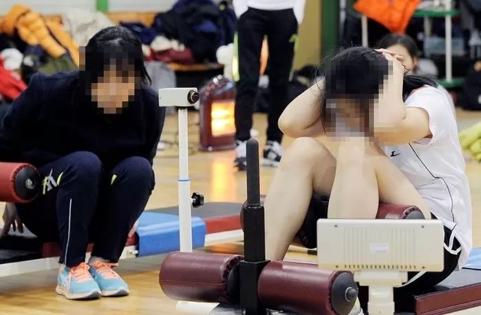 이제 경찰 공채 신검에서 ‘무릎 꿇고 팔굽혀펴기’ 하면 그 자리에서 광탈한다