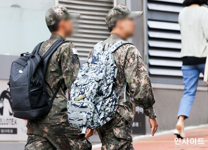 제대한 22살 아들이 2박3일 서울여행 간다는 말에 불안해서 따라간다는 엄마