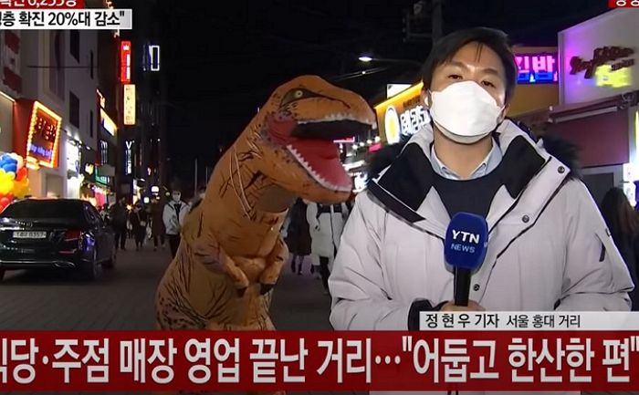 어제(24일) 생방하는 기자 옆에서 공룡탈 쓰고 ‘헤이마마’ 춰 시선 강탈한 홍대 시민 (영상)