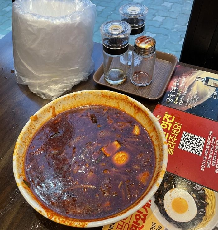 짬뽕 맛있게 먹고 식탁에 놓인 양념통 ‘간장·고춧가루·식초’ 들이붓고 튄 손님